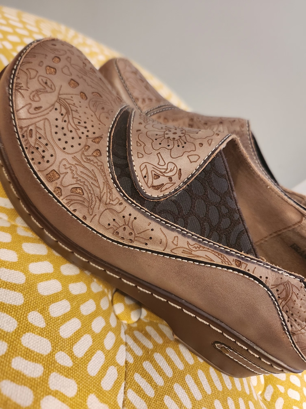 L'artiste Spring-Step Floral Embossed Leather Clogs. Size 7 - Picture 2 of 13